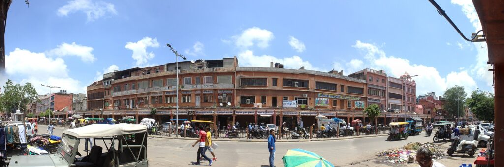 Panoramic view of Chandpol Bazar Road and its historic shopfronts in Jaipur