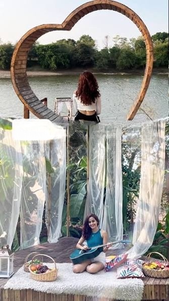Family enjoying a one-day picnic near Mumbai