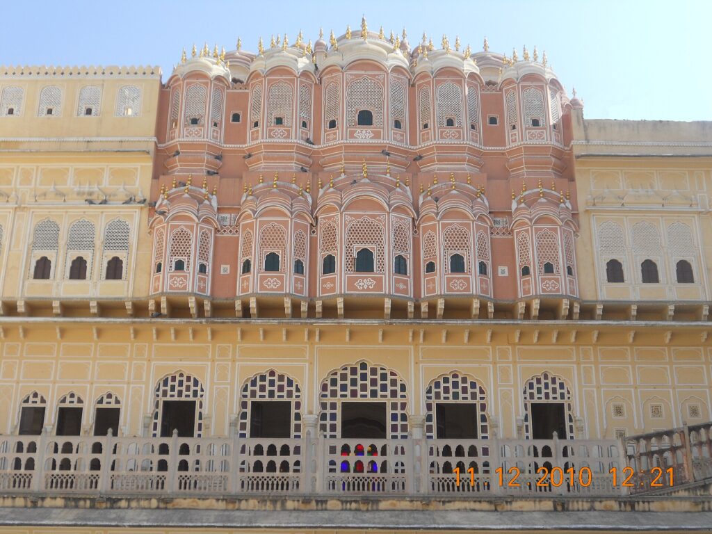 Hawa Mahal on a clear morning during a Jaipur itinerary.